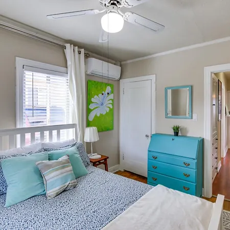 Charming Bungalow Near La Waterfront And Beaches